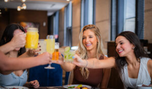 Hilton Morumbi faz brunch especial de São João com cardápio típico e estação ao vivo
