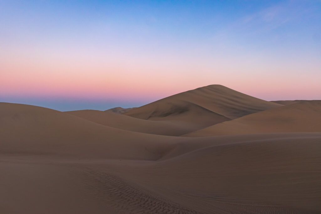 Ao longo do dia e conforme a posição em que a pessoa está é possível observar diferentes tons de cores no céu durante o pôr do sol
