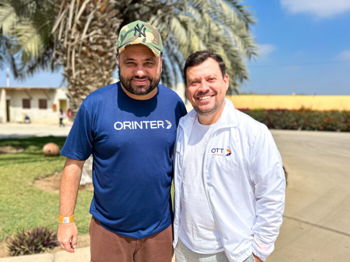 OTT Consolidadora cresce 100% e mira expansão nacional com meta de R$ 150 milhões 2 Daniel Firmino, diretor de Produtos e Operações da Orinter operadora e Emerson Camilo, diretor Comercial da OTT Consolidadora (Ana Azevedo M&E)