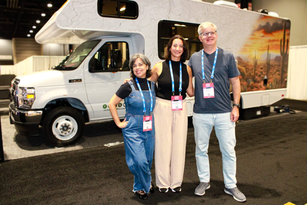 Danielle Souza, Larissa Pereira e Carlos Juchem, da Motorhome Trips