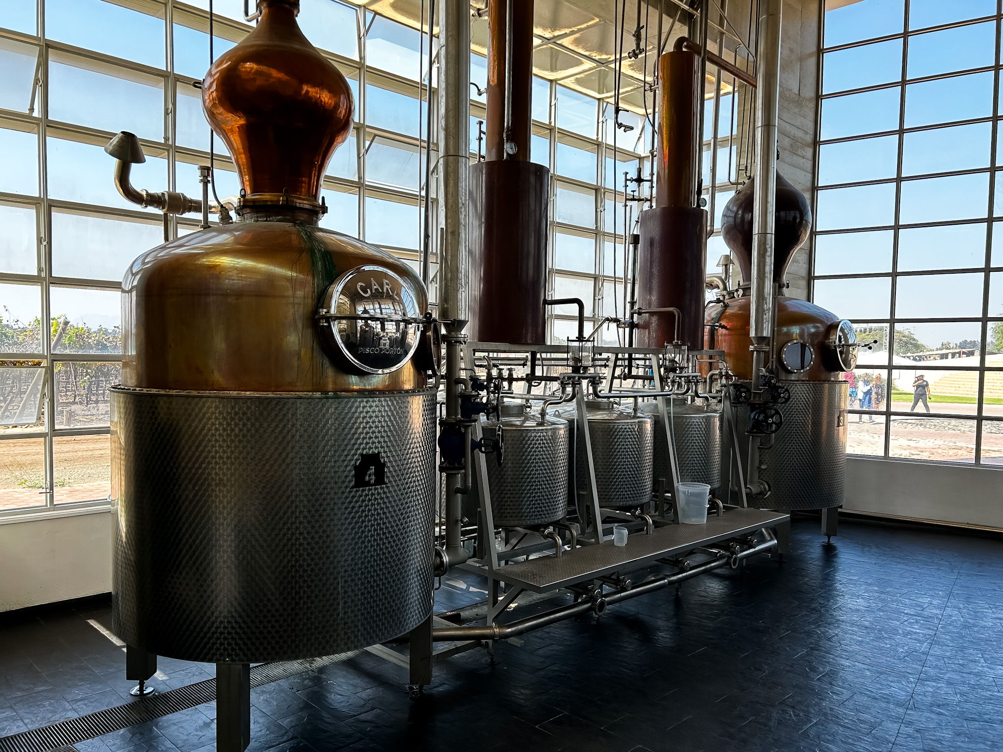 Destilaria alemã na fábrica de pisco Destilaria alemã na fábrica de pisco