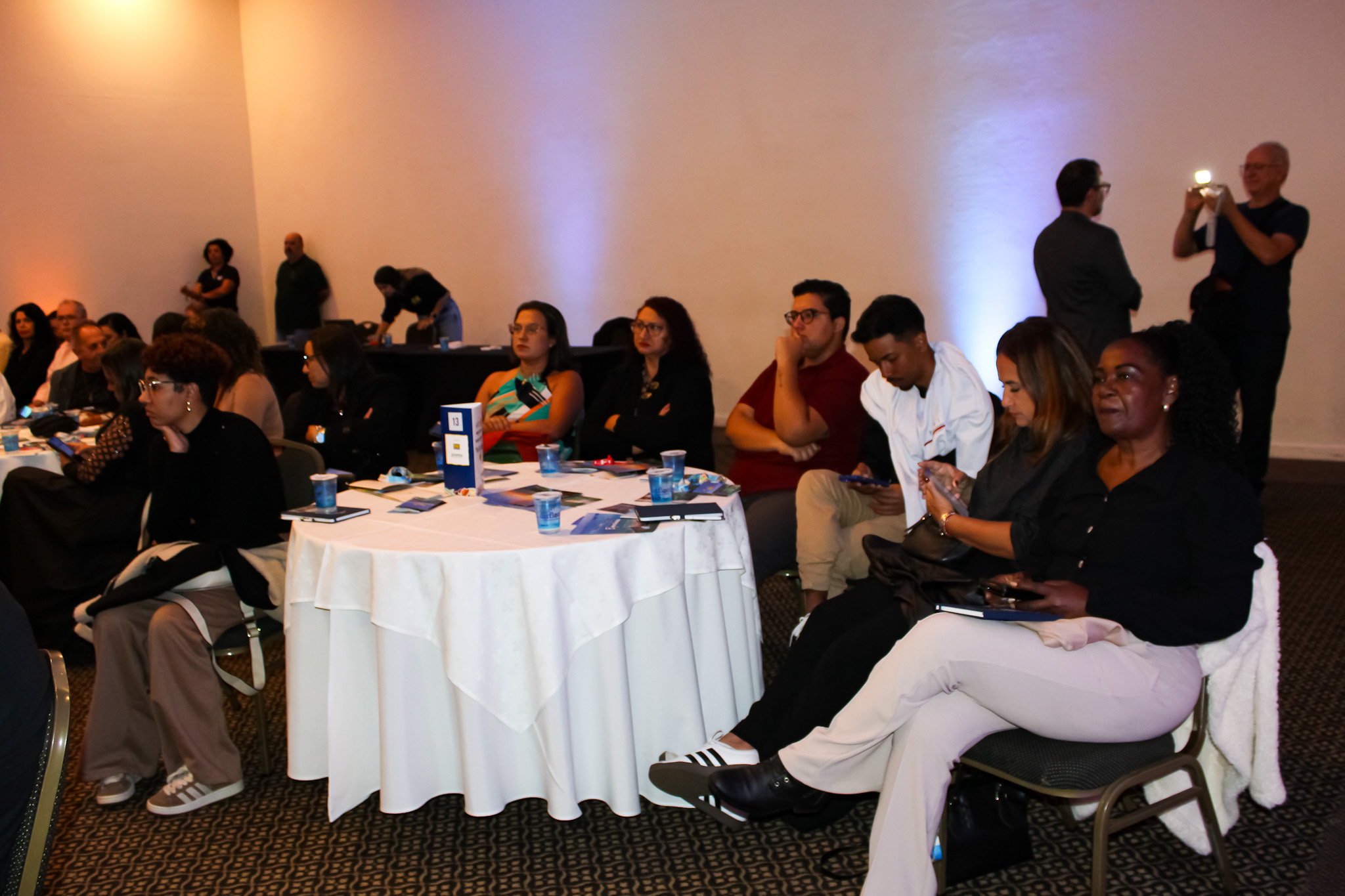 Durante as apresentações os agentes tomaram notas