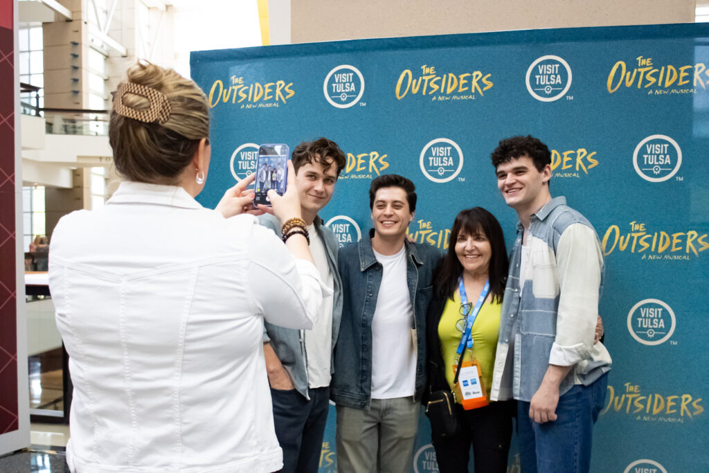 Elenco de Outsiders interagindo com o público do IPW