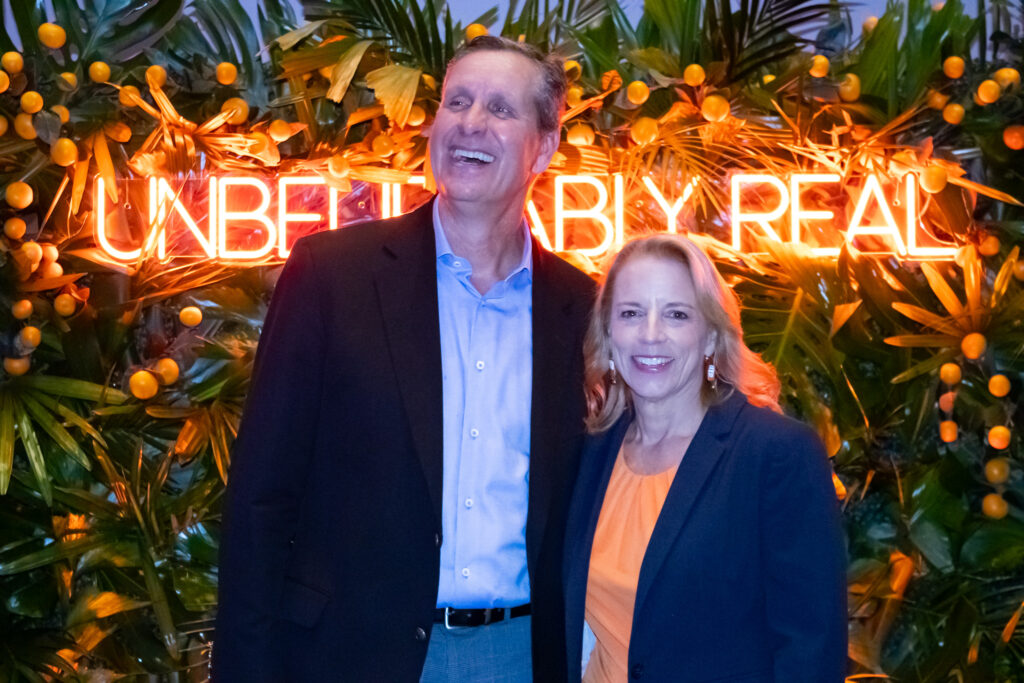 Eric Marshall, Senior Vice President of Destination Sales for Universal Parks and Resorts e Danielle Hollander, CMO do Visit Orlando