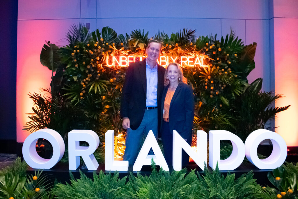 Eric Marshall, Senior Vice President of Destination Sales for Universal Parks and Resorts e Danielle Hollander, CMO do Visit Orlando no IPW