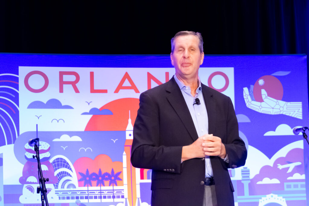 Eric Marshall Senior Vice President of Destination Sales for Universal Parks and Resorts na coletiva dessa manha no IPW Visit Orlando celebra crescimento do turismo brasileiro e impacto econômico de US$ 92,8 bi
