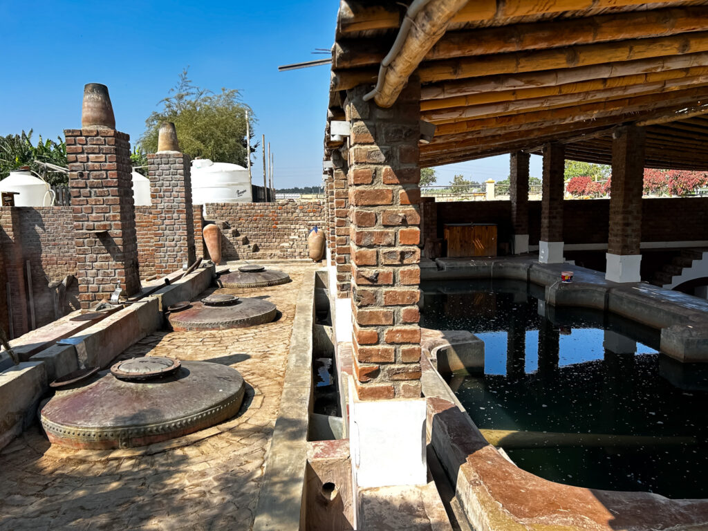 Estrutura original de produção de pisco na destilaria La Caravedo