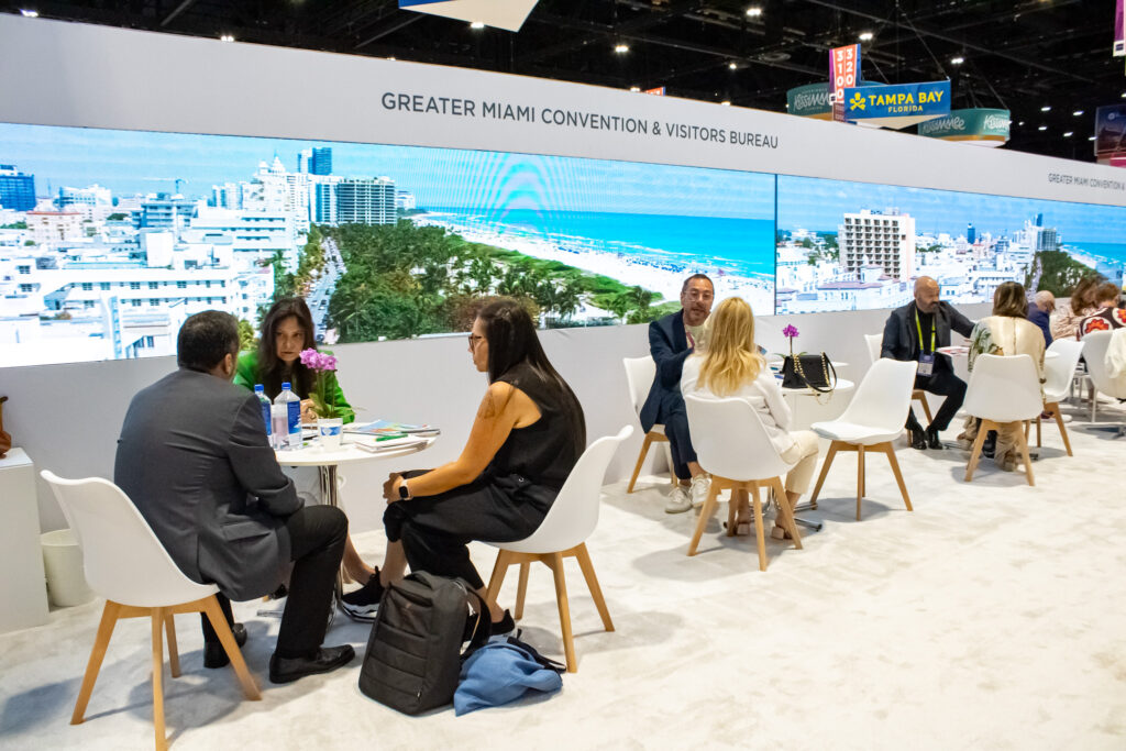 Executivos do Miami CVB em atendimento no IPW