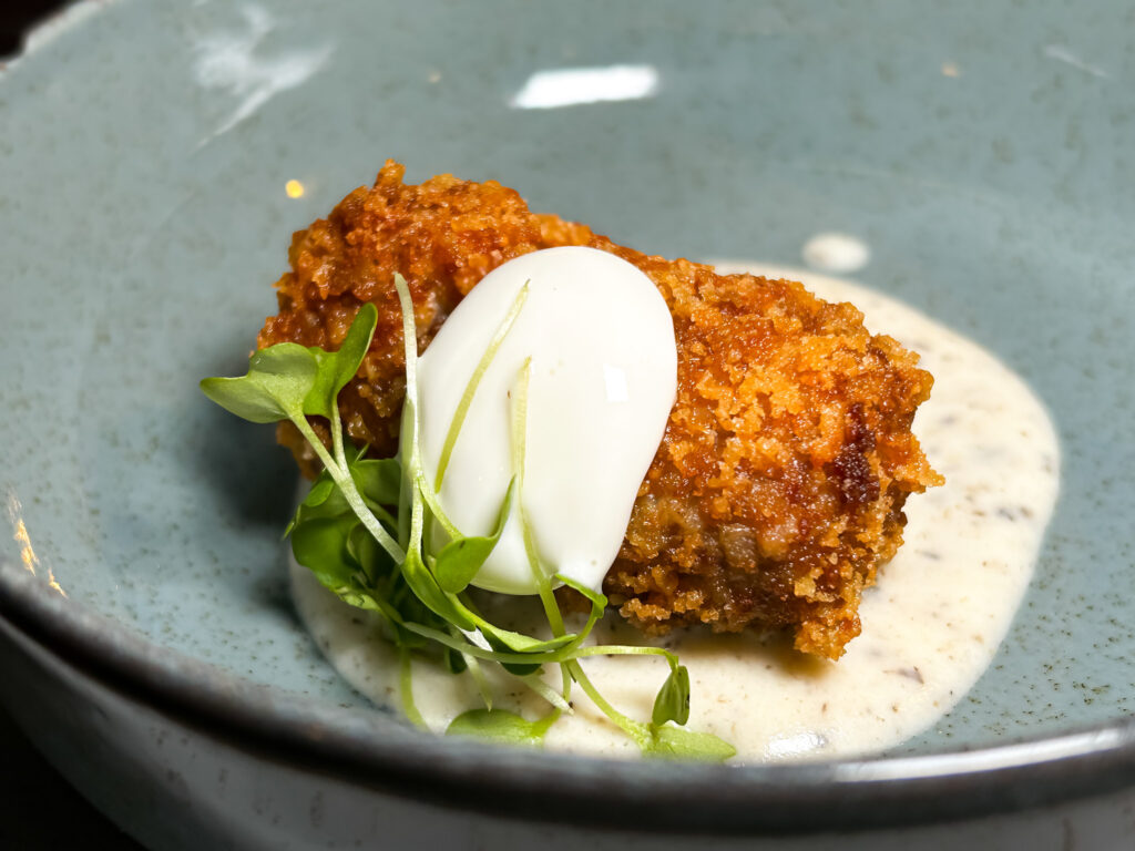 Filé mignon de angus batido e recheado de queijo e especiarias, acompanha fonduta de grana padano