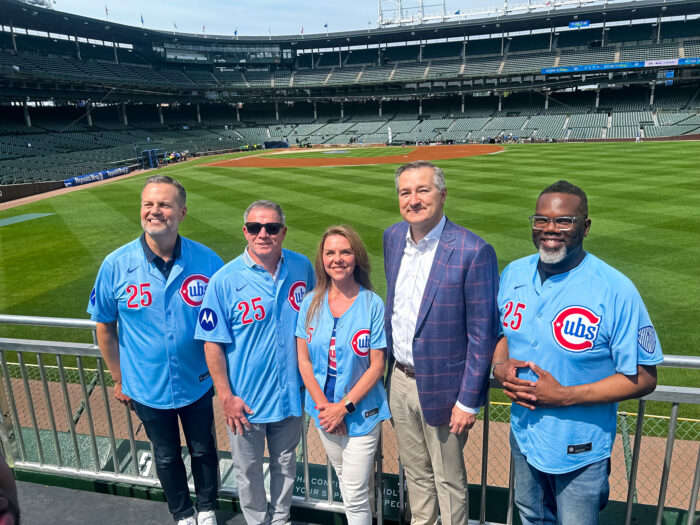 Dia dos Pais e jogo dos Cubs em Chicago marcam início da programação do IPW 2025, veja fotos 1 Fred Dixon CEO do Brand USA Geoff Freeman CEO do US Travel Kristen Reynolds CEO do Choose Chicago Thomas Ricketts CEO do Chicago Cubs e Brandon Johnson prefeito de Chicago 1 e1750014821800 1 Dia dos Pais e jogo dos Cubs em Chicago marcam início da programação do IPW 2025, veja fotos