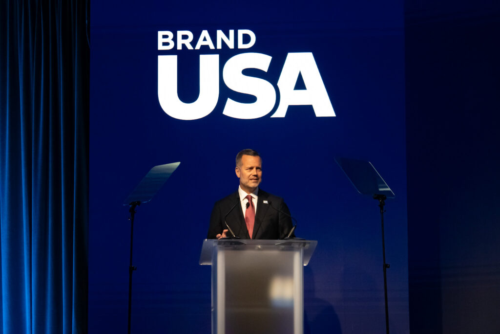 EUA cortam verba para turismo e Brand USA projeta redução de US$ 36 milhões no orçamento anual 1 Fred Dixon CEO do Brand USA em discurso na abertura do IPW 1 1 EUA cortam verba para turismo e Brand USA projeta redução de US$ 36 milhões no orçamento anual