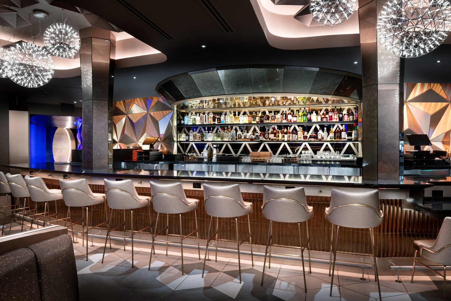 Novo lounge conta com bar com drinks autorais Novo lounge conta com bar com drinks autorais