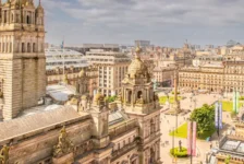 Glasgow aprova taxa de turismo em hospedagens a partir de 2027