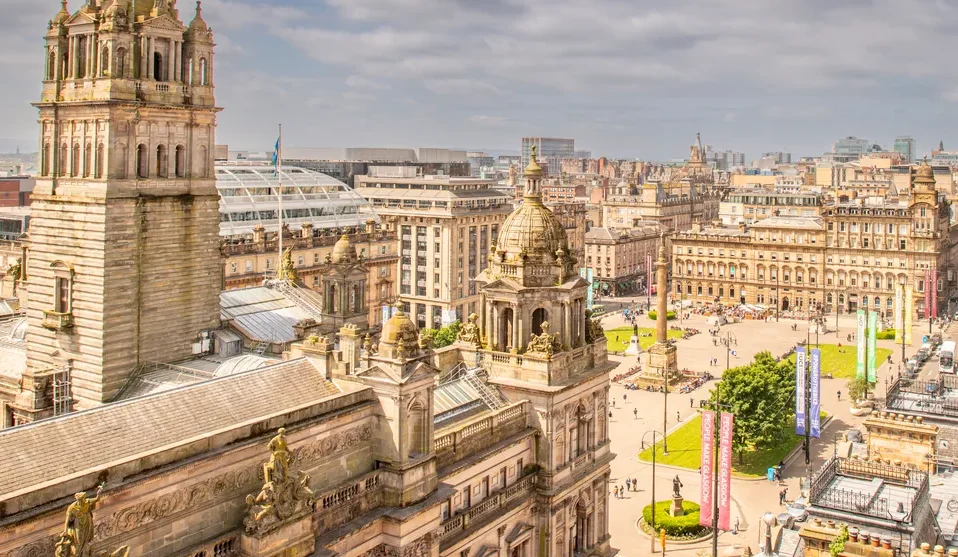 Glasgow aprova taxa de turismo em hospedagens a partir de 2027 1 George Square in Glasgow e1750682341181 Glasgow aprova taxa de turismo em hospedagens a partir de 2027