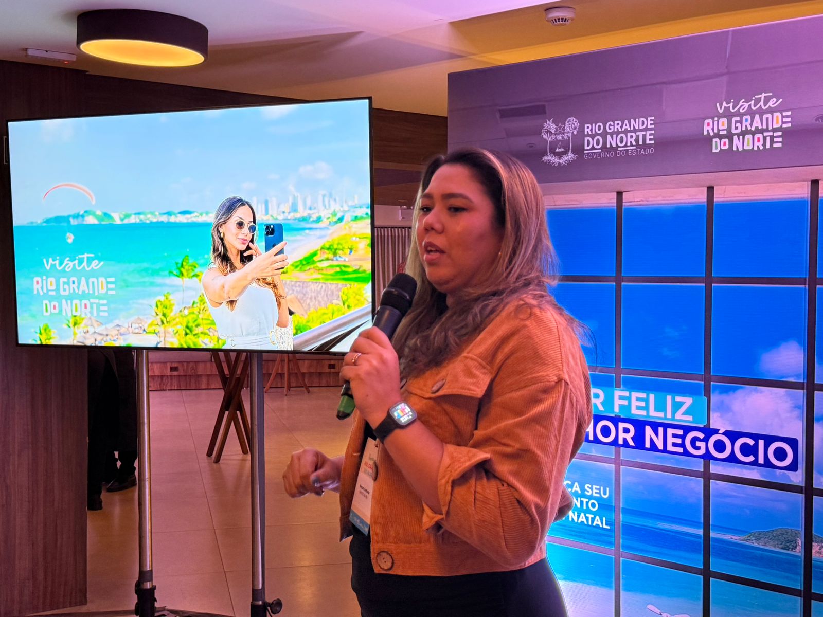 Nayana Santana, diretora da Emprotur-RN falando sobre eventos