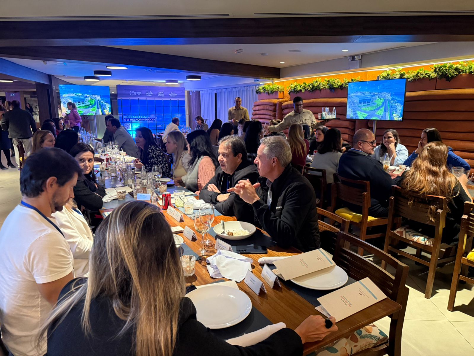Associados e representantes do RN jantando