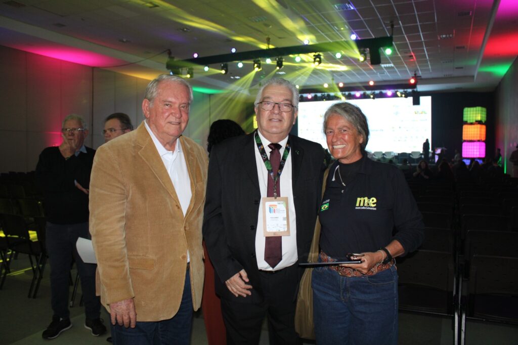 Paulo Angeli, CEO do FIT, entre Roy Taylo e Mari Masgrau, do M&E Paulo Angeli, CEO do FIT, entre Roy Taylo e Mari Masgrau, do M&E