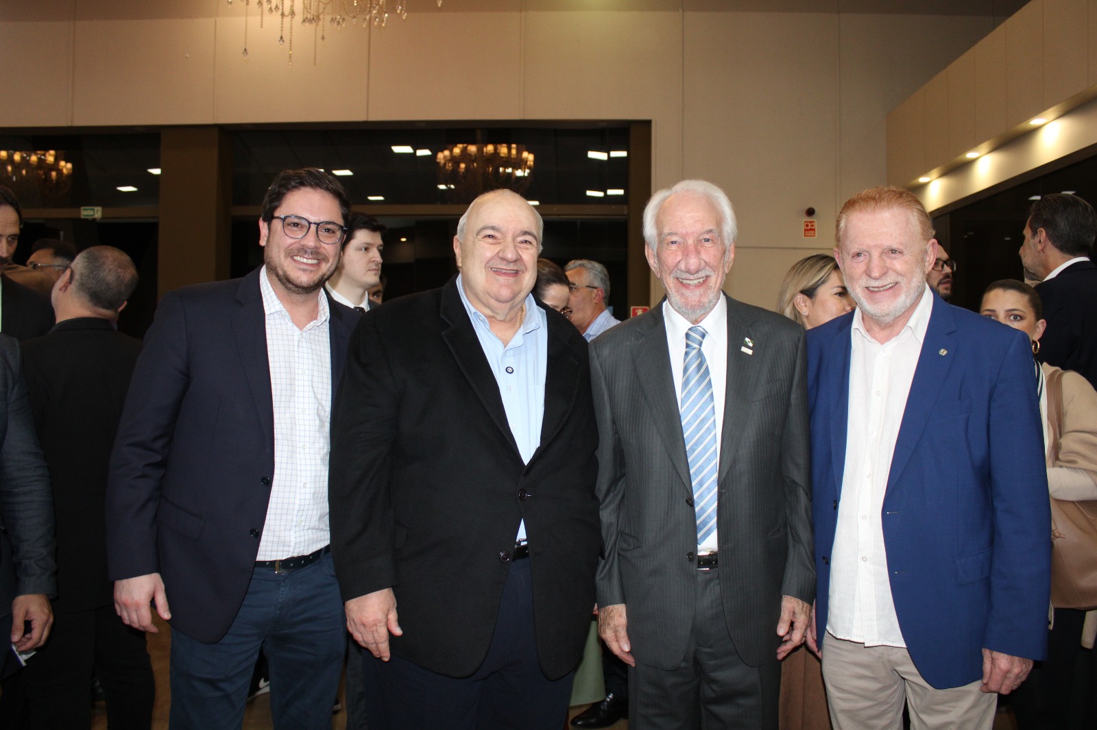 Mateus Vermelho, deputado estadual do Paraná, Rafael Greca, secretário de desenvolvimento sustentável, Darci Piana, vice-governador do Paraná, e Nelsi Coguetto Maria "Vermelho", deputado federal Mateus Vermelho, deputado estadual do Paraná, Rafael Greca, secretário de desenvolvimento sustentável, Darci Piana, vice-governador do Paraná, e Nelsi Coguetto Maria "Vermelho", deputado federal