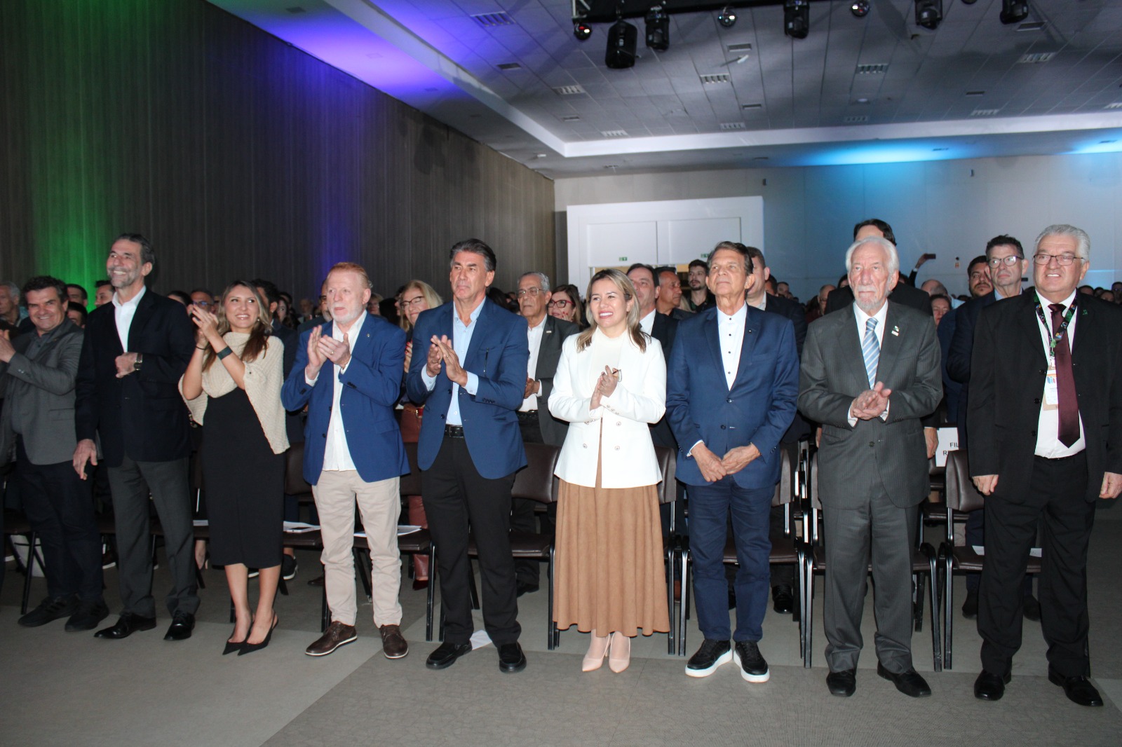 Executivos aplaudem apresentação do hino nacional