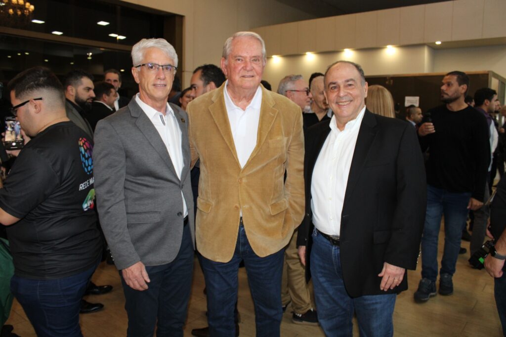 João Rigon, presidente da Abav-PR, Roy Taylor, do M&E, e Geraldo Rocha, vice-presidente administrativo da Abav-PR João Rigon, presidente da Abav-PR, Roy Taylor, do M&E, e Geraldo Rocha, vice-presidente administrativo da Abav-PR