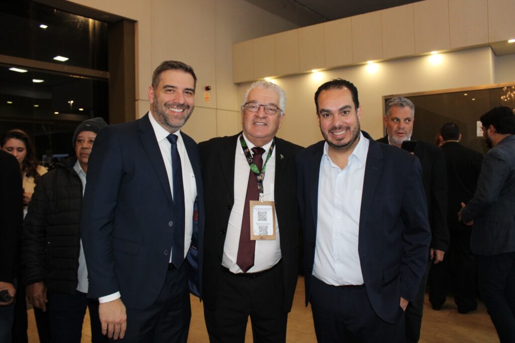 Paulo Angeli, CEO do FIT, entre Denian Couto, deputado estadual do Paraná, e Paulo Martins vice-prefeito de Curitiba Paulo Angeli, CEO do FIT, entre Denian Couto, deputado estadual do Paraná, e Paulo Martins vice-prefeito de Curitiba