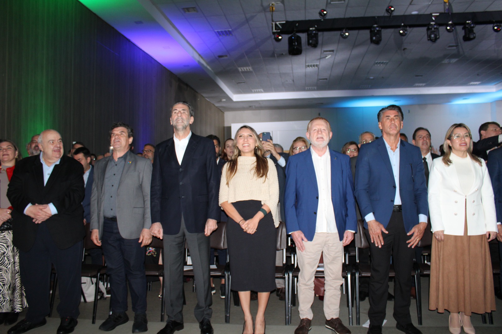 Executivos cantam hino nacional Executivos cantam hino nacional