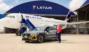 Latam e a Audi lançam serviço de transporte em veículos 100% elétricos para embarque no Aeroporto de Guarulhos