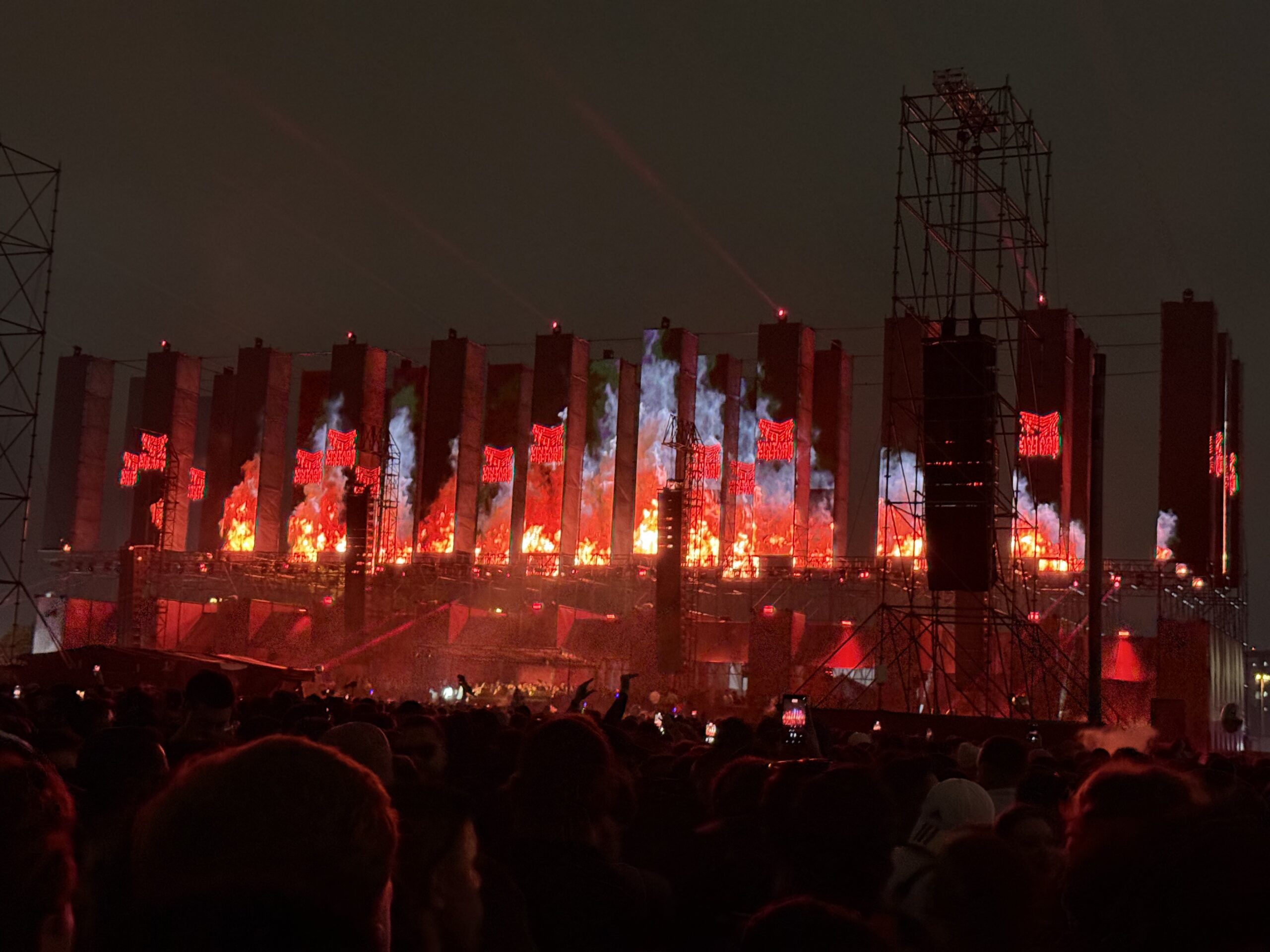 STB comemora 10 anos com edição histórica e mais de 70 mil pessoas em São Paulo 1 Palco Never Stop Dancing (NSD), inspirado no MASP. (Matheus Bueno/M&E)