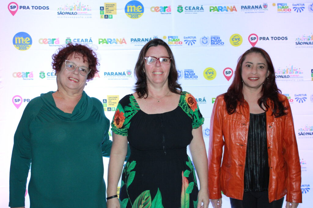 Veronica Lima e Ligia Oliveira, da Vivi Tour, com Cleice Motta, da Evaldo Turismo