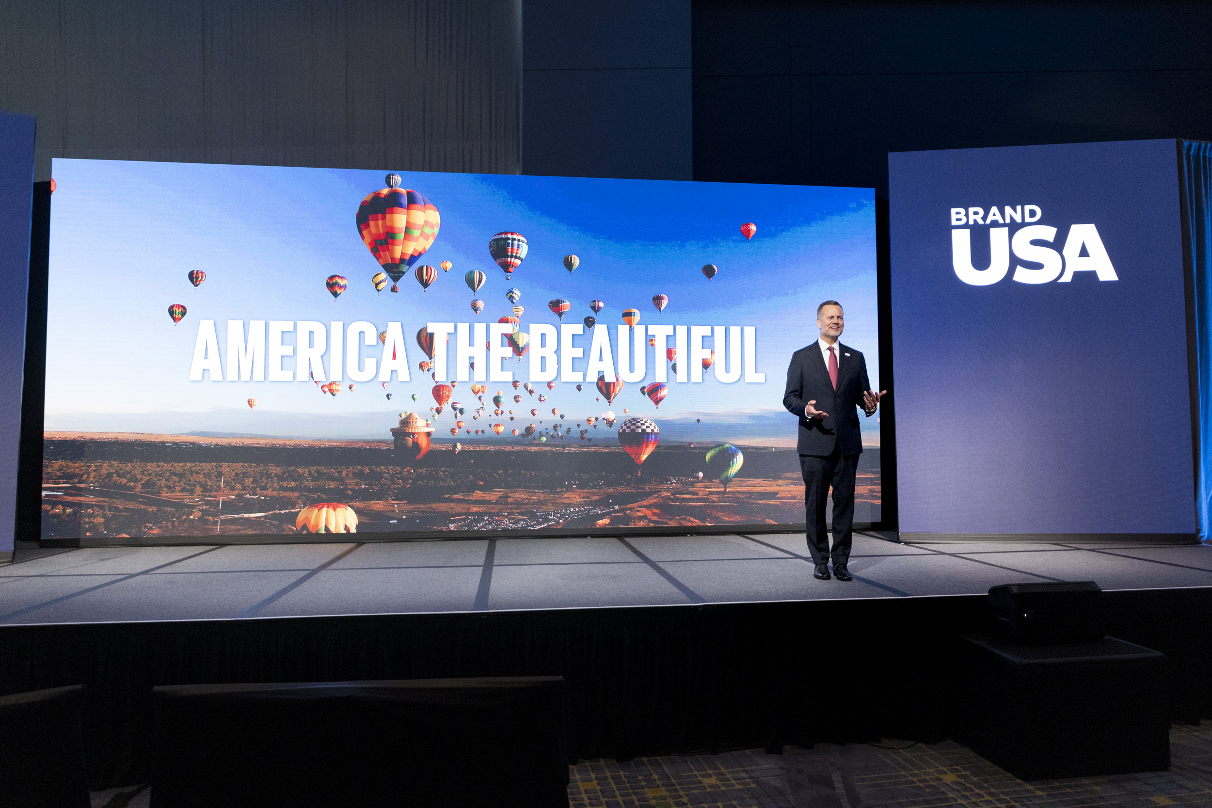 Senado dos EUA aprova corte drástico no orçamento da Brand USA em meio a crise fiscal 1 Fred Dixon, CEO do Brand USA em discurso na abertura do IPW