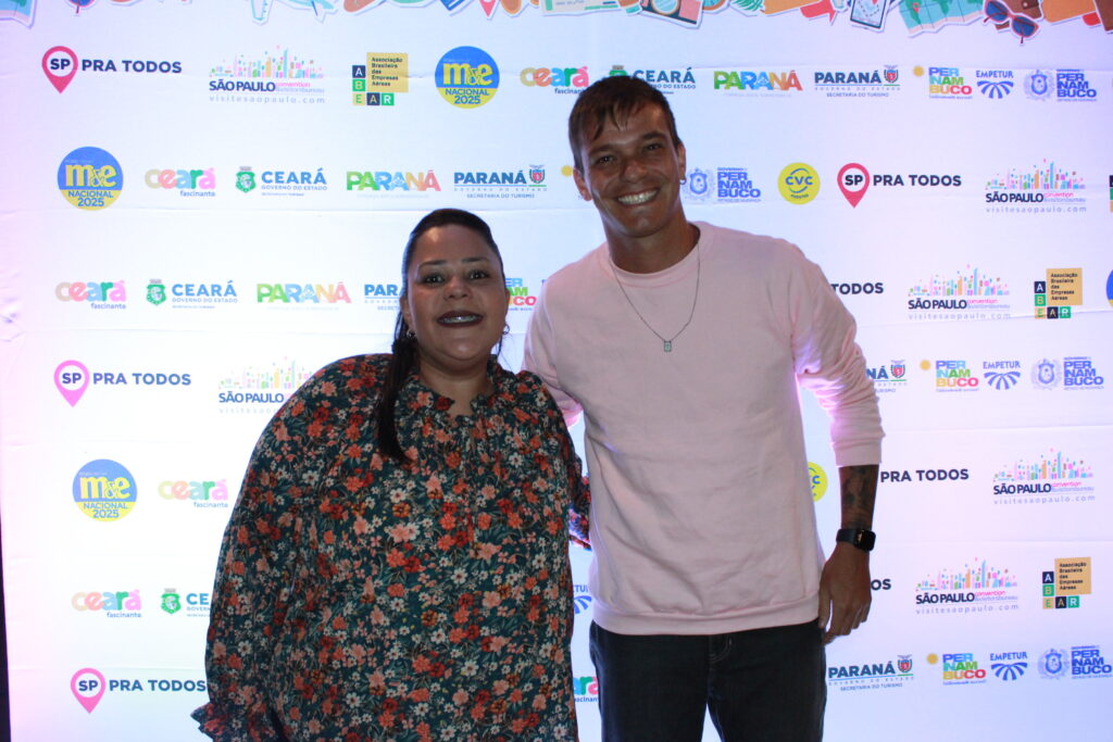 Flavia Nunes, da Linktour e Rafael Augusto, da Universal Assistance