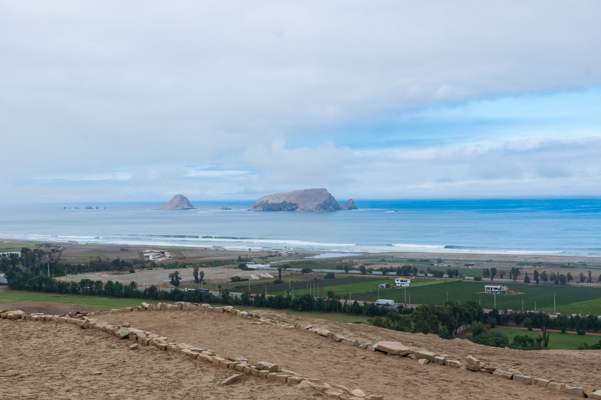 Ilha de Pachacamac vista a partir do tempo do sol Ilha de Pachacamac vista a partir do tempo do sol
