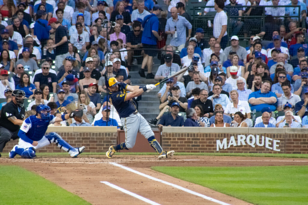 Jogador do Milwaukee rebate a bola dos Cubs