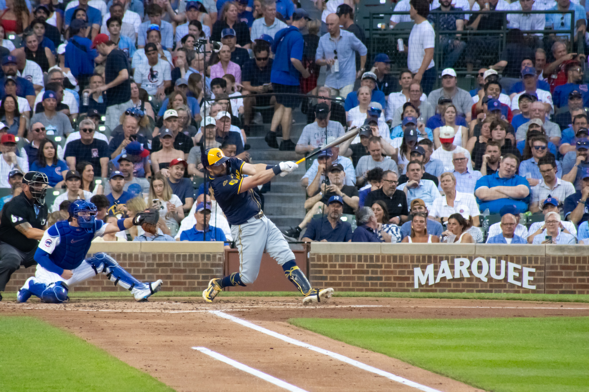 Jogador do Milwaukee rebate a bola dos Cubs Jogador do Milwaukee rebate a bola dos Cubs