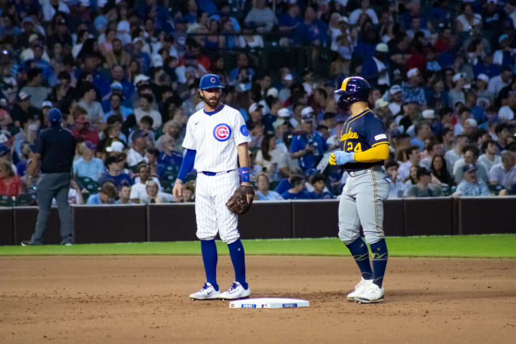 Jogadores dos times de Chicago e Milwaukee conversam durante o jogo