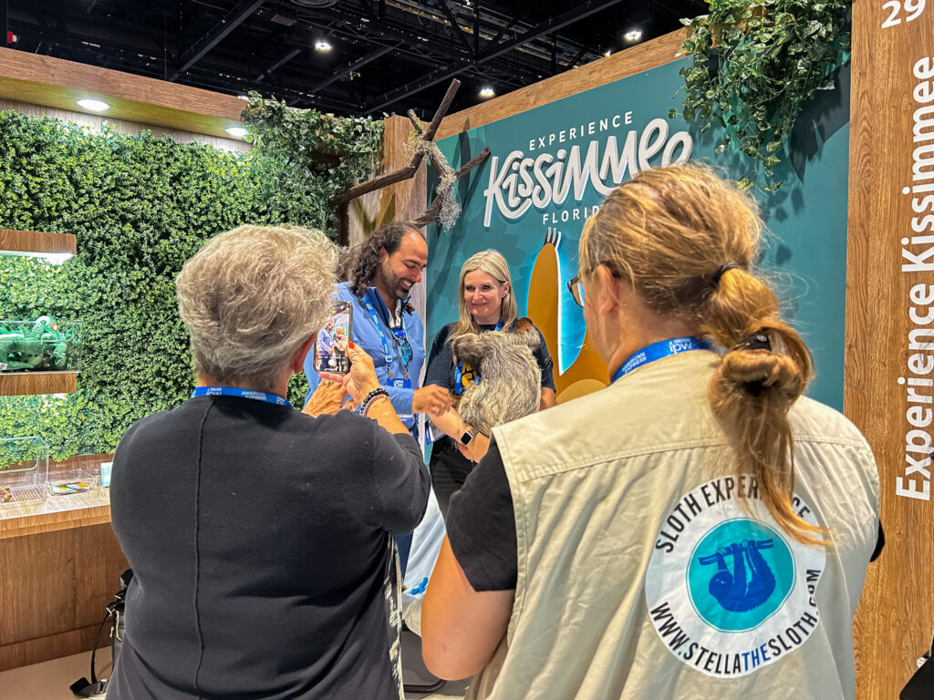 Kissimmee trouxe uma preguiça o IPW e os visitantes podiam fazer carinho