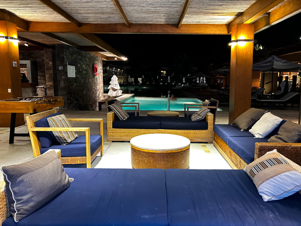 Lounge coberto na área da piscina