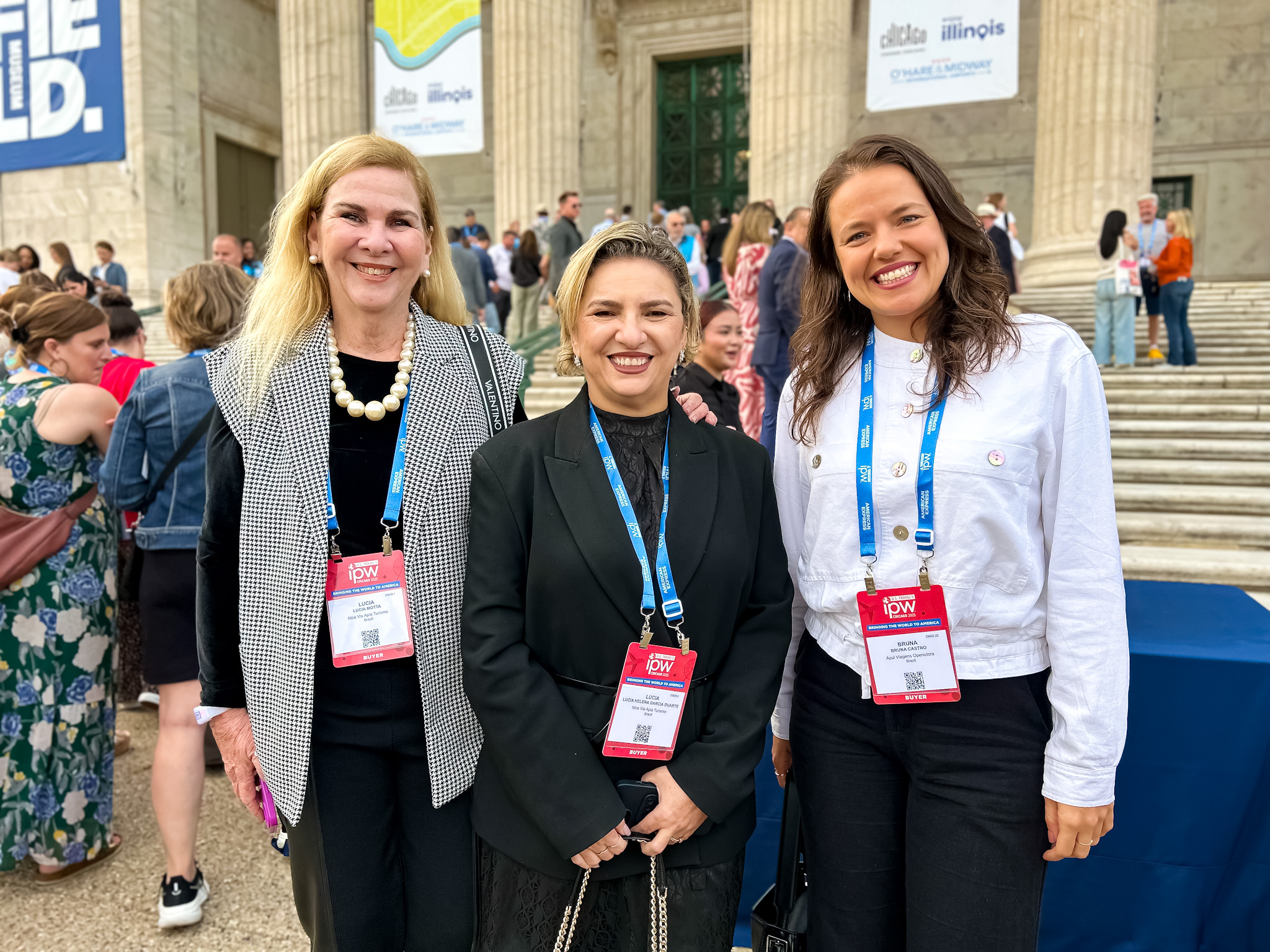 Lucia Mota e Lúcia Helena, da Nice Via Apua Turismo com Bruna Castro, da Azul Viagens