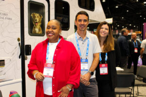 Mariana Azevedo e Geórgia Mariano, da Diversa Turismo com Eduardo Genekin da Cruise America (Ana Azevedo/M&E)