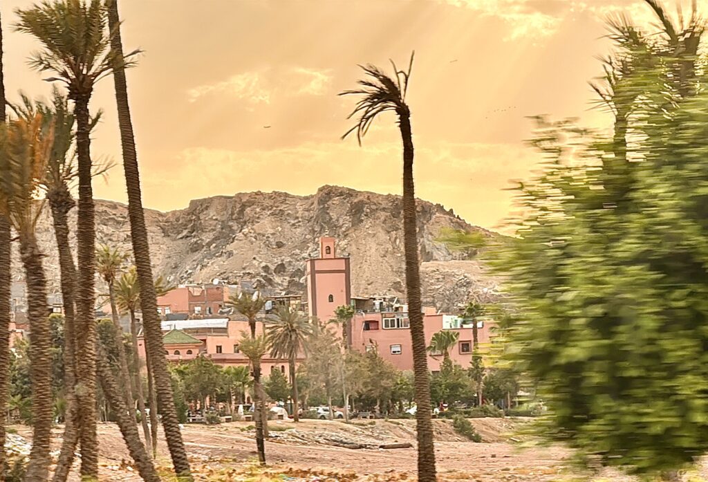 Royal Air Maroc aposta em criadores de conteúdo e jornalistas para aproximar Brasil e Marrocos 6 Mesquita vista na paisagem de Marrakesh Royal Air Maroc aposta em criadores de conteúdo e jornalistas para aproximar Brasil e Marrocos