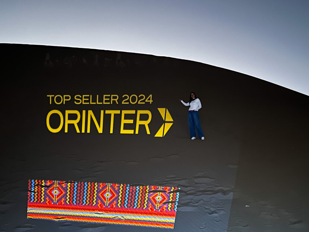 Na duna de areia com mais de 100 m de altura a Orinter projetou seu logo