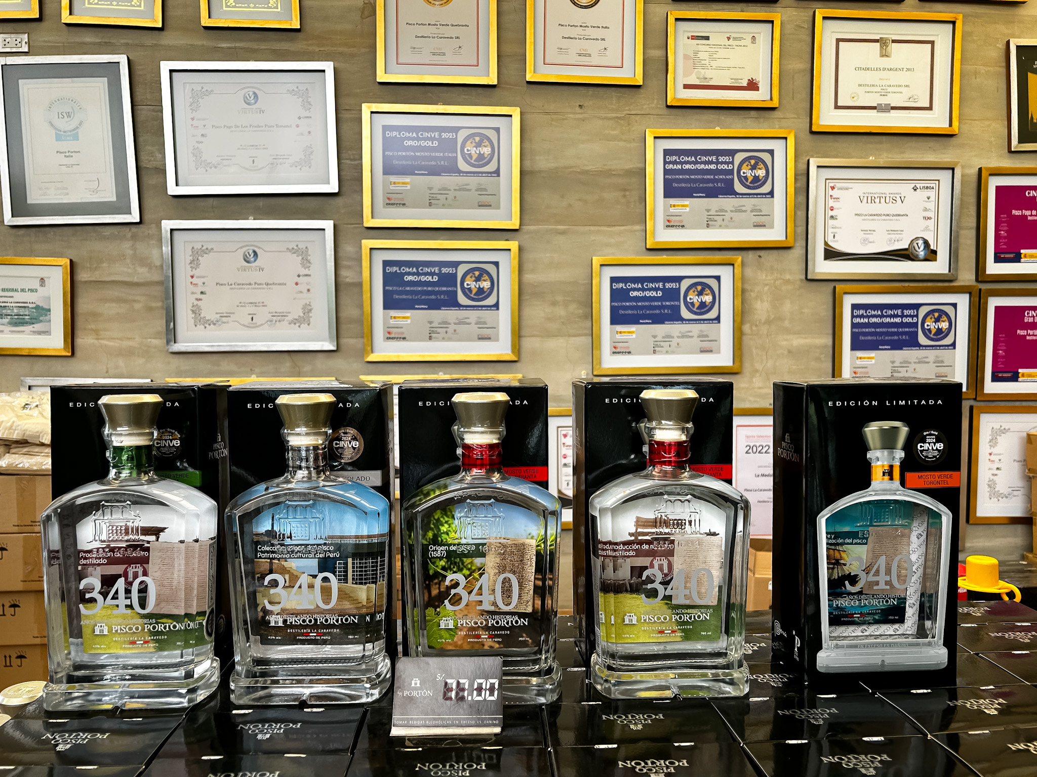 Na parede é quadros com diversas certificados e prêmios que testam a qualidade da marca Na parede é quadros com diversas certificados e prêmios que testam a qualidade da marca