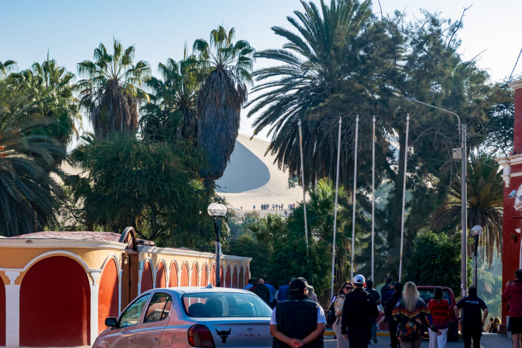 No entorno do oásis há uma estrutura turística