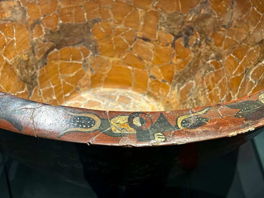 O acervo inclui peças cerâmicas, tecidos, instrumentos, objetos de madeira, conchas e metal, muitos deles encontrados nas escavações do próprio sítio de Pachacamac