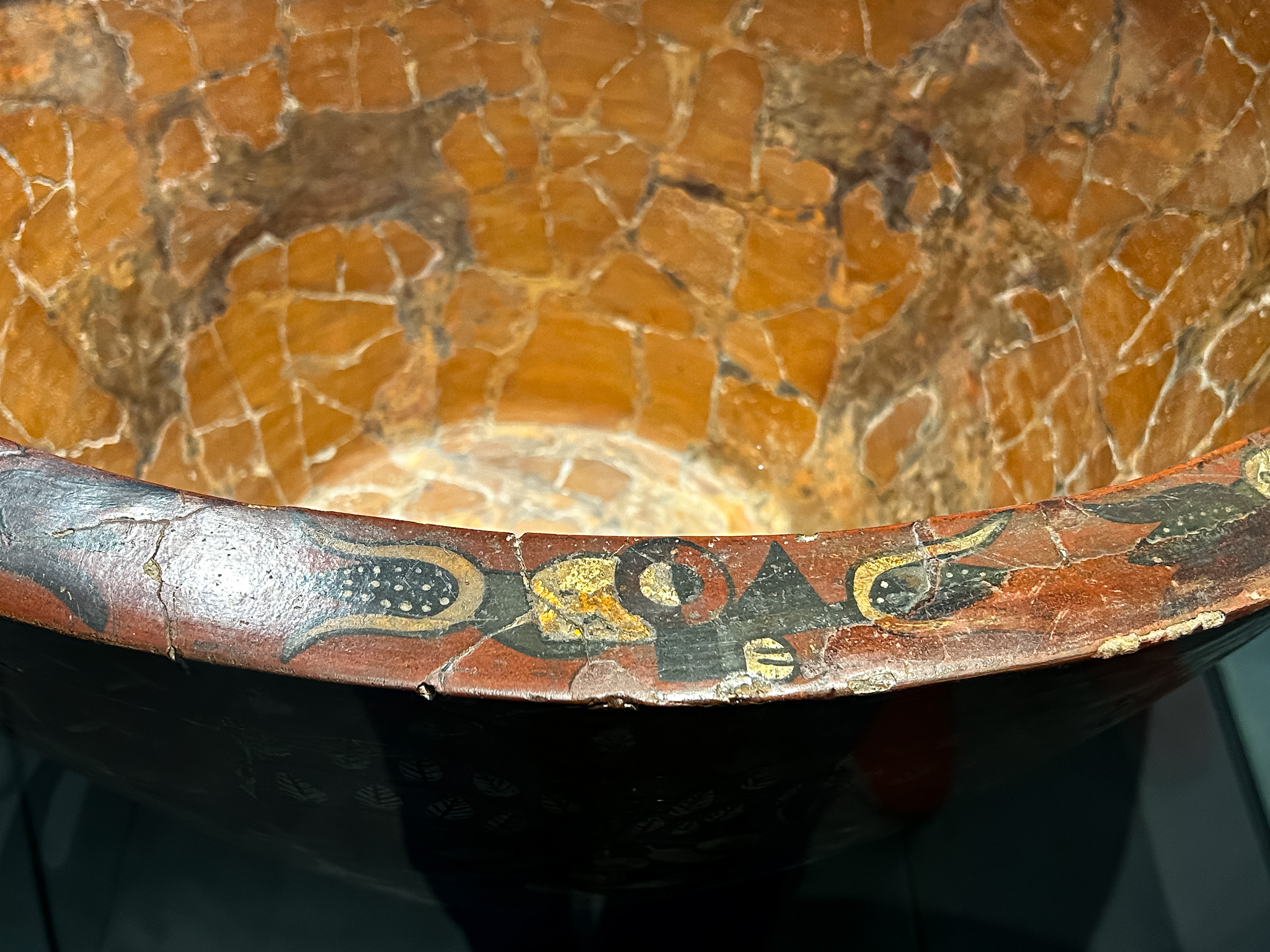 O acervo inclui peças cerâmicas, tecidos, instrumentos, objetos de madeira, conchas e metal, muitos deles encontrados nas escavações do próprio sítio de Pachacamac O acervo inclui peças cerâmicas, tecidos, instrumentos, objetos de madeira, conchas e metal, muitos deles encontrados nas escavações do próprio sítio de Pachacamac