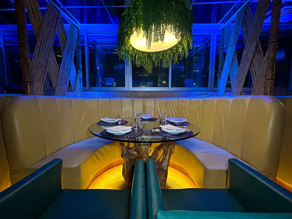O restaurante também oferece espaços intimistas