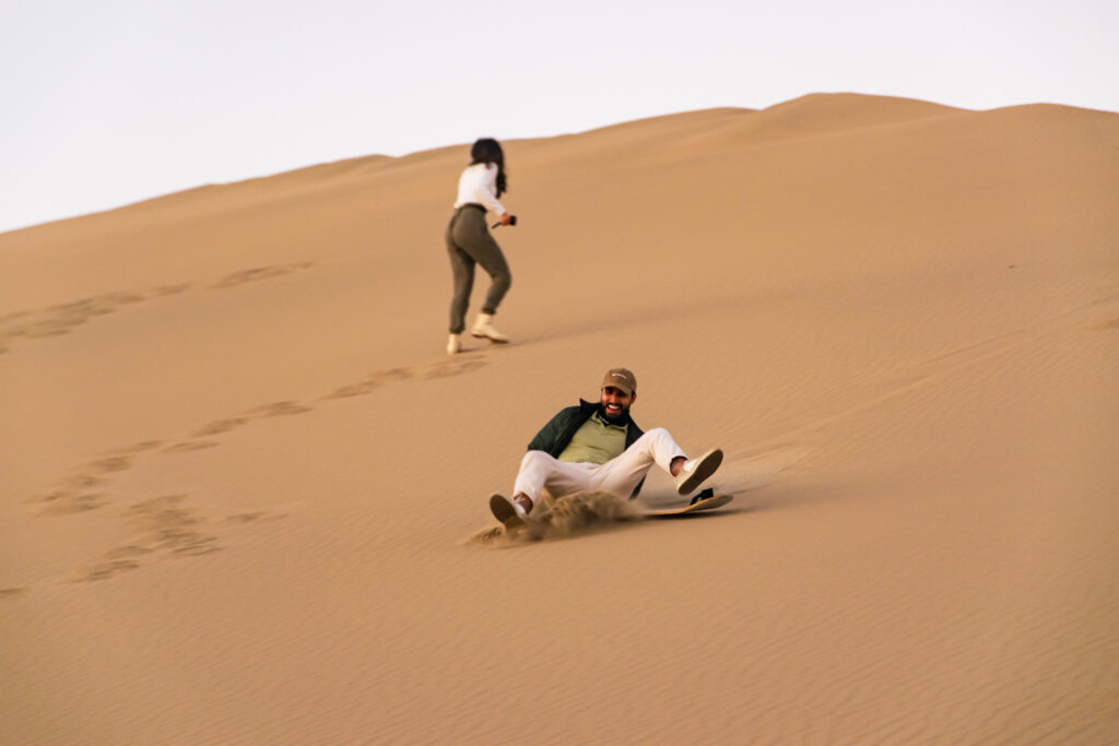 Os agentes aproveitaram as dunas se aventurando no sandboard