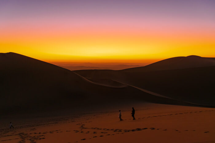 Pisco, oásis e aventura: Orinter leva agentes ao Peru off-road em Ica 5 Os agentes desceram as dunas no sandboard ate o sol partir e1749299915599 Pisco, oásis e aventura: Orinter leva agentes ao Peru off-road em Ica