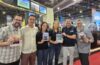 Os jornalistas e criadores do Travel Guide Copa&Motorhome, Paulo Basso Jr e Luciano Palumbo ladeiam Eduardo Genekian e Danielle Morales da Cruise America, Valeria Padilha e Raphael De Lucca, da Copa Airlines
