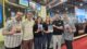 Os jornalistas e criadores do Travel Guide Copa&Motorhome, Paulo Basso Jr e Luciano Palumbo ladeiam Eduardo Genekian e Danielle Morales da Cruise America, Valeria Padilha e Raphael De Lucca, da Copa Airlines
